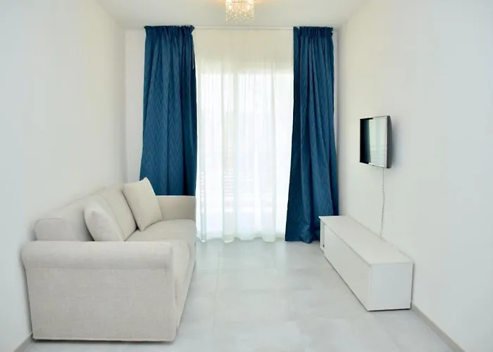 Charming With Terrace By The Sea شقة بيبيوني